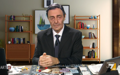 Mario Draghi gioca a Monopoly: l’esilarante imitazione di Neri Marcorè. VIDEO