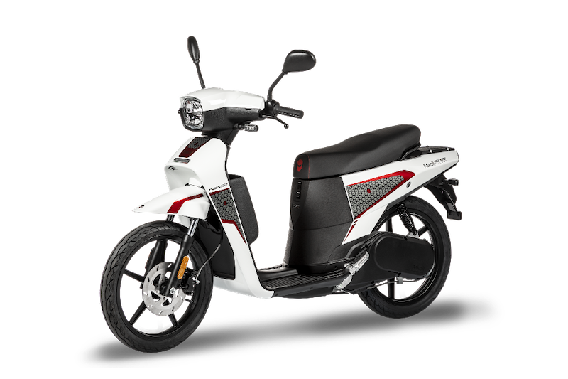 Askoll NGS3 e Helmo Milano insieme per uno scooter super glamour