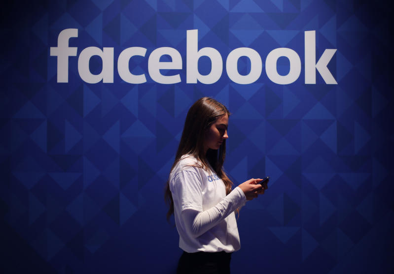 Covid, Facebook cancella post di anti-vax e negazionisti: è polemica Covid, Facebook cancella post di anti-vax e negazionisti: è polemica