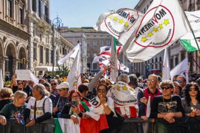 Governo, la base M5s si ribella a Grillo: “Su Draghi vogliamo votare subito”