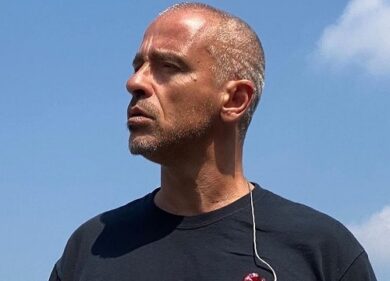 Eros Ramazzotti “pedina” i paparazzi a Milano. VIDEO