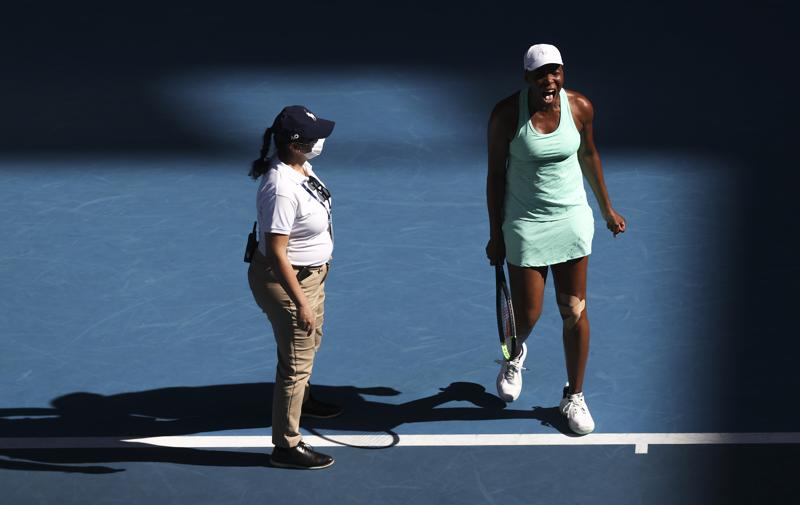 Sara Errani da sogno: batte la Williams. Camila Giorgi, addio Australian Open Sara Errani da sogno: batte la Williams. Camila Giorgi, addio Australian Open