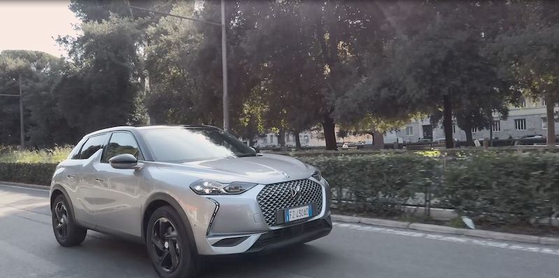 DS 3 CROSSBACK E-TENSE può essere guidata da neopatentati. DS 3 CROSSBACK E-TENSE può essere guidata da neopatentati.