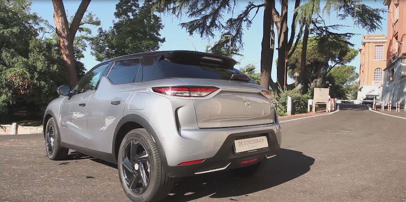 DS 3 CROSSBACK E-TENSE può essere guidata da neopatentati. DS 3 CROSSBACK E-TENSE può essere guidata da neopatentati.