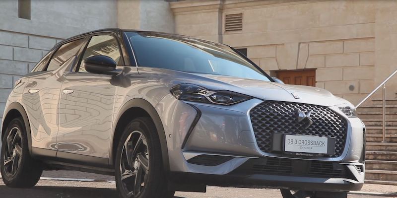 DS 3 CROSSBACK E-TENSE può essere guidata da neopatentati. DS 3 CROSSBACK E-TENSE può essere guidata da neopatentati.