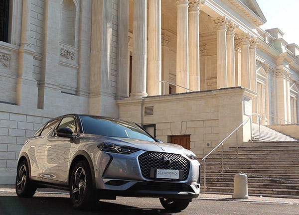 DS 3 CROSSBACK E-TENSE può essere guidata da neopatentati. DS 3 CROSSBACK E-TENSE può essere guidata da neopatentati.