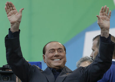 Silvio Berlusconi rientra a Milano dopo una caduta accidentale, già dimesso