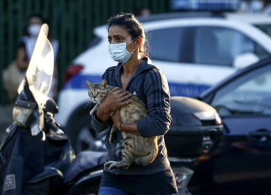Castel Romano: i nomadi violano la quarantena in fila per l’acqua potabile