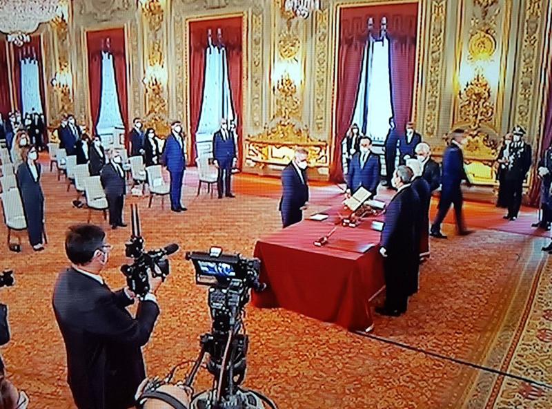 Draghi: “Mettere in sicurezza il Paese”. Giuramento e primo Cdm. Video-foto Draghi: “Mettere in sicurezza il Paese”. Giuramento e primo Cdm. Video-foto