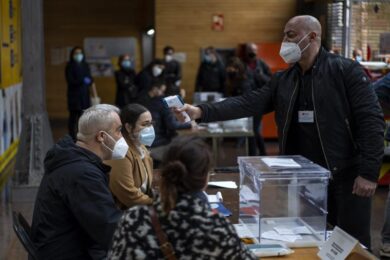Elezioni Catalogna, maggioranza assoluta agli indipendentisti. Sanchez trema