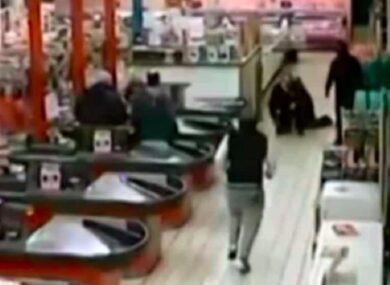 Milano, ruba pesce al Carrefour e aggredisce il vigilante