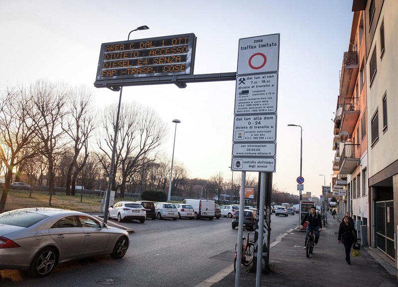Milano, l’ipotesi: si riattiva l’area C (ma dopo l’ora di punta) Milano, l’ipotesi: si riattiva l’area C (ma dopo l’ora di punta)