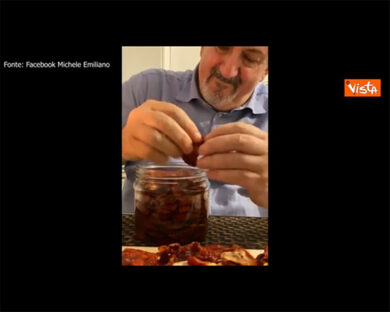 Michele Emiliano prepara i pomodori sott’olio secondo la tradizione pugliese
