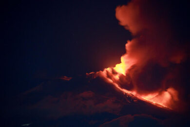 Etna, eruzione spettacolare (video). Chiuso l’aeroporto di Catania