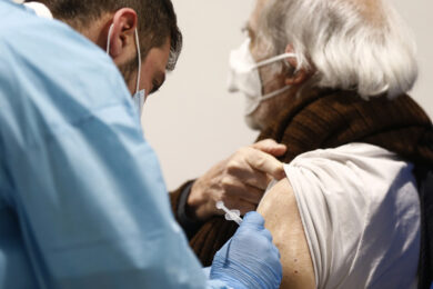 Vaccini over 80, Fontana: “Bene primo giorno”, qualche criticità a Varese