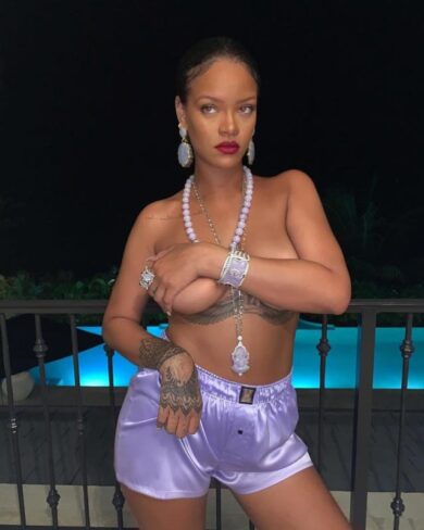 Rihanna in topless “offende Ganesh”, induisti denunciano Twitter e Instagram