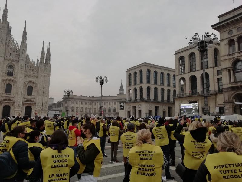 Covid, protesta settore Gioco Legale in Piazza Duomo: in zona gialla aprire Covid, protesta settore Gioco Legale in Piazza Duomo: in zona gialla aprire