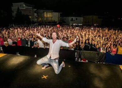 Povia, tra nostalgia e rabbia. Il nuovo disco “Imperfetto” fa discutere