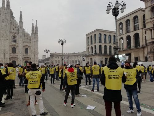 Covid, protesta settore Gioco Legale in Piazza Duomo: in zona gialla aprire Covid, protesta settore Gioco Legale in Piazza Duomo: in zona gialla aprire
