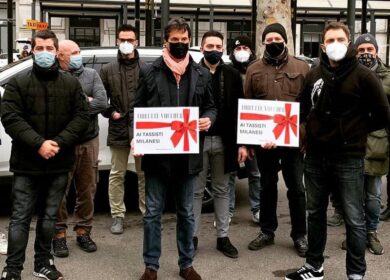 Milano, consigliere di FdI dona due bagni chimici ai tassisti