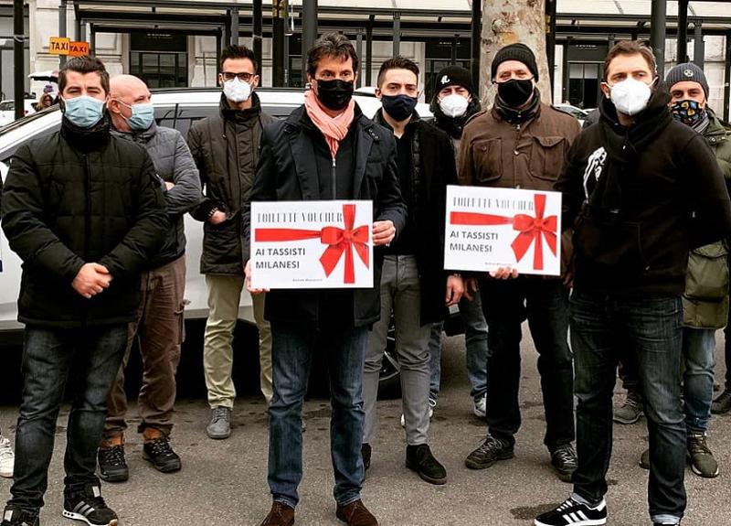 Milano, consigliere di FdI dona due bagni chimici ai tassisti Milano, consigliere di FdI dona due bagni chimici ai tassisti
