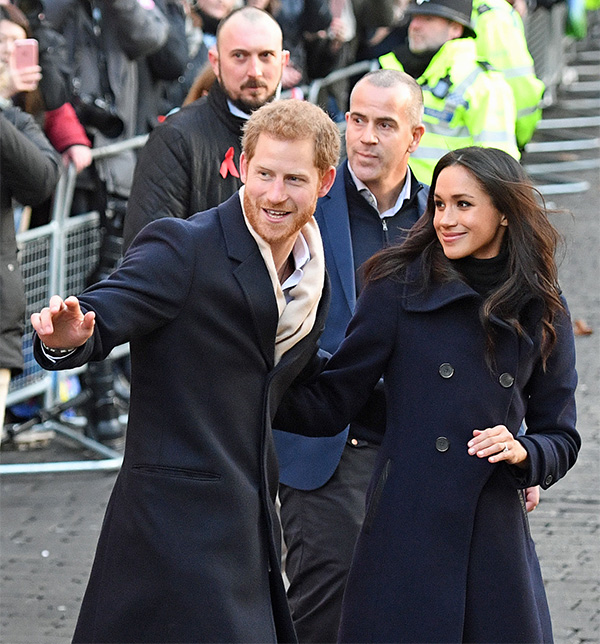 Harry Meghan, ufficiale: via ogni ruolo. La Regina Elisabetta ritira i titoli Harry Meghan, ufficiale: via ogni ruolo. La Regina Elisabetta ritira i titoli