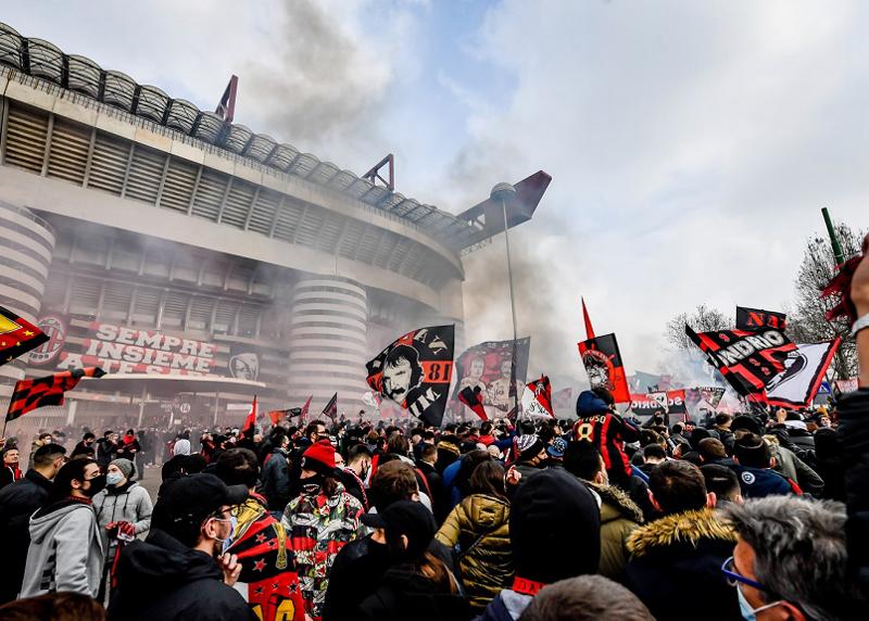 Assembramenti pre Milan-Inter, al via le identificazioni dei tifosi Assembramenti pre Milan-Inter, al via le identificazioni dei tifosi