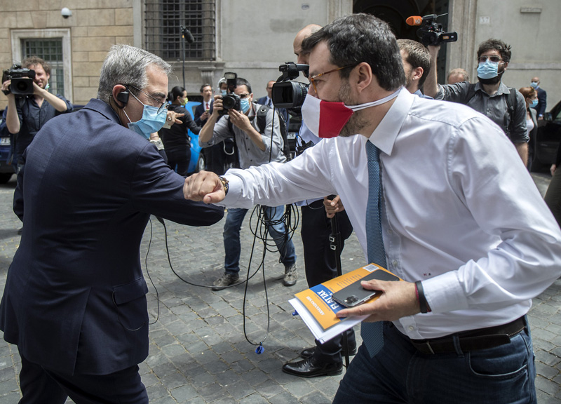 Comunali Roma, fuoco amico di Gasparri su Meloni-Salvini: “Maurizio sindaco” Comunali Roma, fuoco amico di Gasparri su Meloni-Salvini: “Maurizio sindaco”