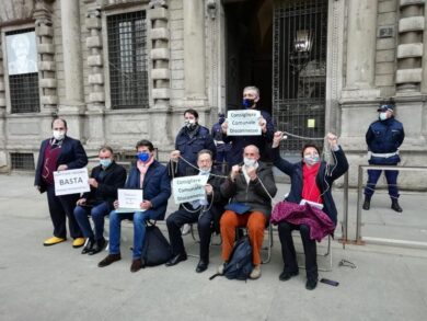 Comune, protesta cdx davanti Palazzo Marino: “Basta Consigli in pantofole”