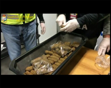 Valige piene di droga a Fiumicino: scoperti 7 corrieri, sequestrati 18 kg