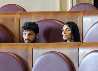 Elezioni Roma, tutti contro Raggi: il Campidoglio castello sotto assedio