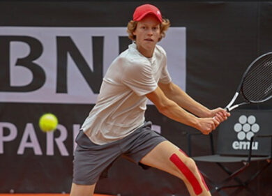 Jannik Sinner bruciante sconfitta a Montpellier e infortunio nel tie break