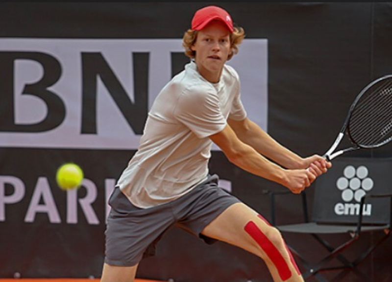 Jannik Sinner bruciante sconfitta a Montpellier e infortunio nel tie break Jannik Sinner bruciante sconfitta a Montpellier e infortunio nel tie break