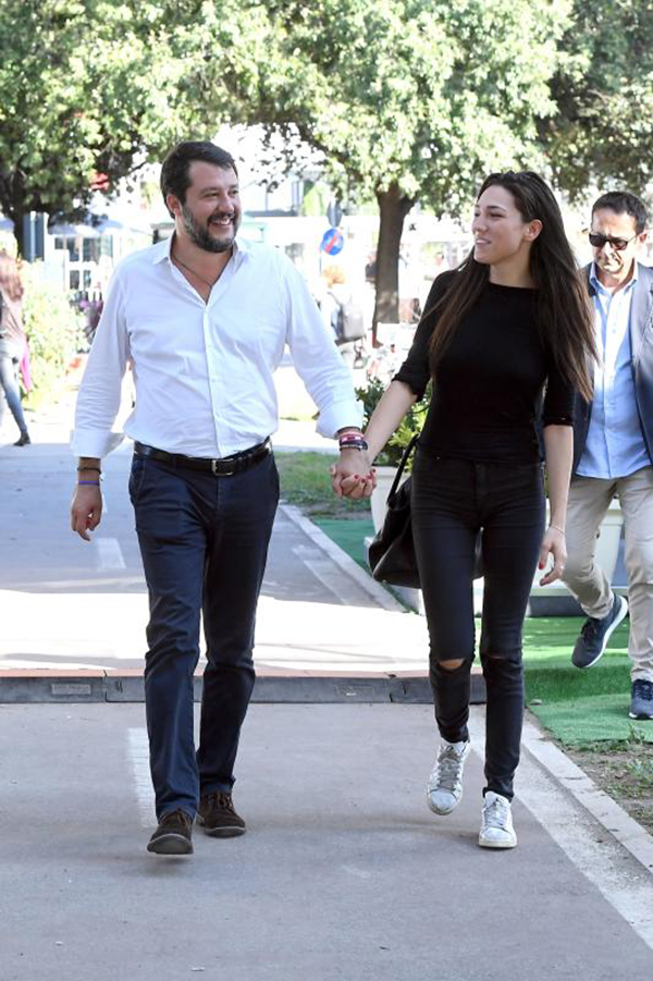 Salvini pranza con la fidanzata Francesca Verdini: “Prendo carne cruda”. VIDEO Salvini pranza con la fidanzata Francesca Verdini: “Prendo carne cruda”. VIDEO