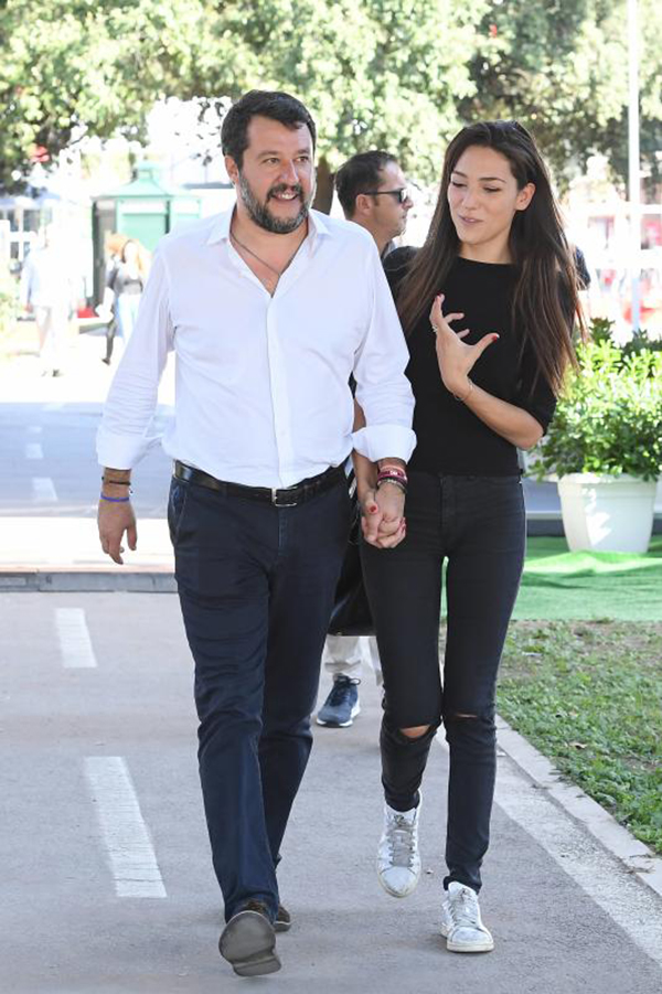 Salvini pranza con la fidanzata Francesca Verdini: “Prendo carne cruda”. VIDEO Salvini pranza con la fidanzata Francesca Verdini: “Prendo carne cruda”. VIDEO