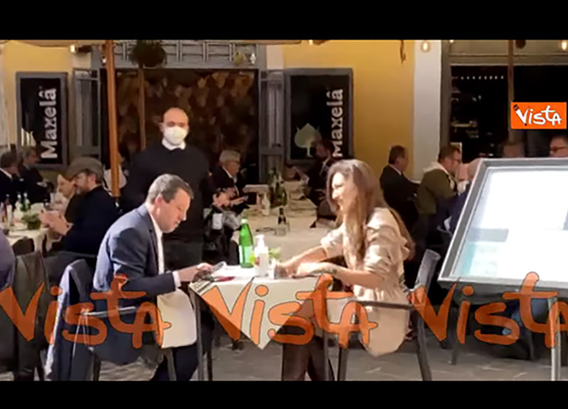 Salvini pranza con la fidanzata Francesca Verdini: “Prendo carne cruda”. VIDEO Salvini pranza con la fidanzata Francesca Verdini: “Prendo carne cruda”. VIDEO