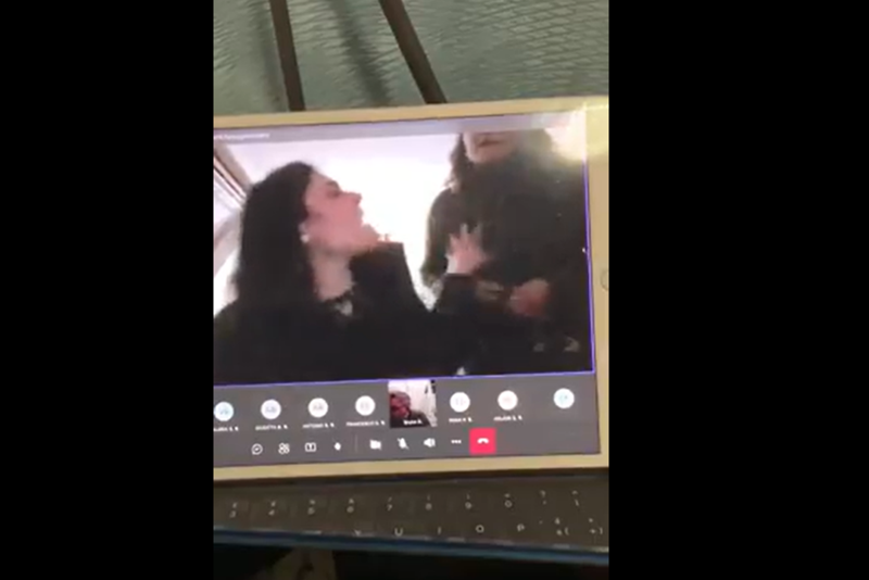 Docente si arrabbia con studentessa. Lei piange, interviene la madre. VIDEO Docente si arrabbia con studentessa. Lei piange, interviene la madre. VIDEO