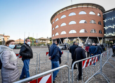 Congo: a Limbiate centinaia in fila per la camera ardente di Attanasio
