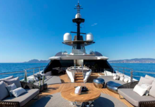 De Benedetti, 63 milioni per il maxi-yacht: 72 metri per l’estate post-Covid De Benedetti, 63 milioni per il maxi-yacht: 72 metri per l’estate post-Covid