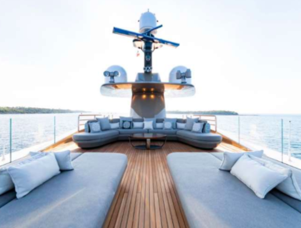 De Benedetti, 63 milioni per il maxi-yacht: 72 metri per l’estate post-Covid De Benedetti, 63 milioni per il maxi-yacht: 72 metri per l’estate post-Covid