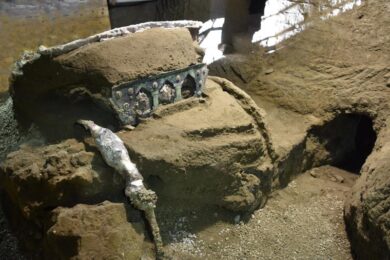 Pompei, ritrovato un carro unico: elegante e leggero, con temi erotici. VIDEO