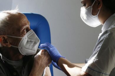 Oxfam e Emergency: “Rinunciare al brevetto per un vaccino accessibile a tutti”