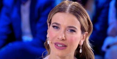 Clizia Incorvaia brinda con le bollicine colorate, fan in tilt