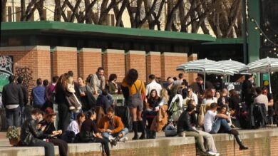 Milano, accesso contingentato in Darsena per l’ultimo aperitivo in zona gialla