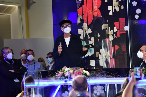 Sanremo 2021, Amadeus: “Laura Pausini super ospite. Lady Gaga…”