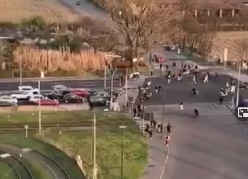 Milano, rapper paralizza il traffico per girare il suo videoclip. VIDEO Milano, rapper paralizza il traffico per girare il suo videoclip. VIDEO