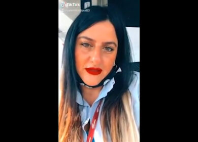 Autista del bus sospesa. Balla e posta video su Tik Tok mentre guida. Video