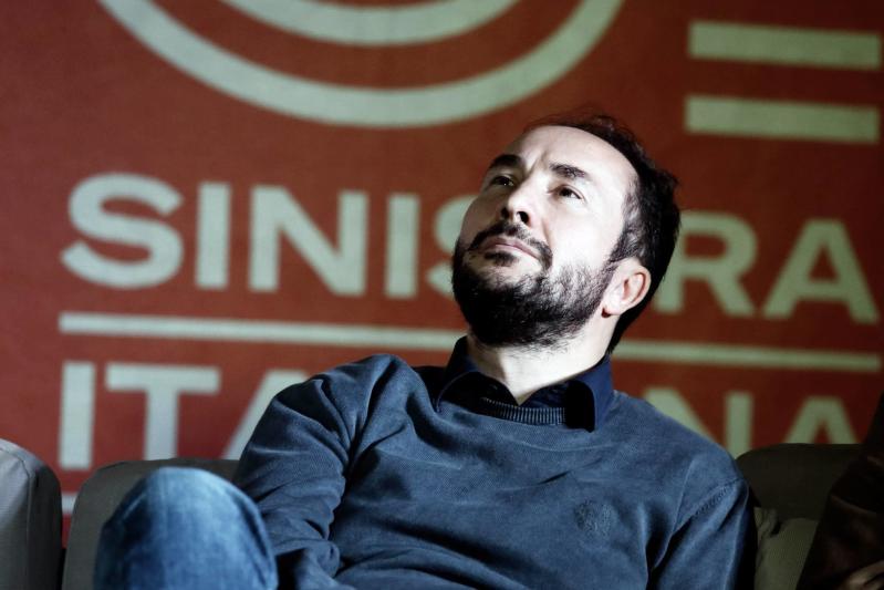 “Paese affidato a un banchiere e a un generale? Una repubblica delle banane” “Paese affidato a un banchiere e a un generale? Una repubblica delle banane”
