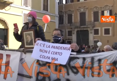 Covid, alla protesta dei ristoratori spunta Padre Pio: “Ci resta solo lui”