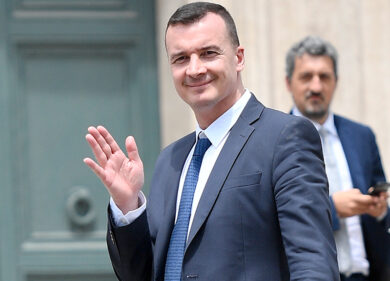 Casalino torna allo spettacolo. Canta Baglioni e saluta “le bimbe di Conte”